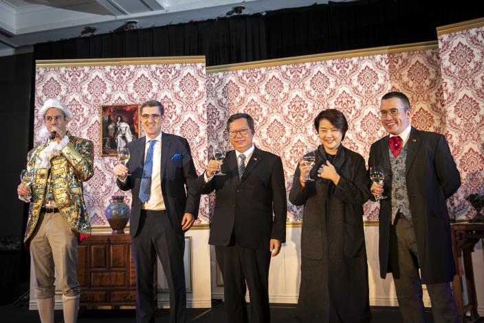 桃園市長鄭文燦(右三)受邀出席法國工商會年度晚宴。
