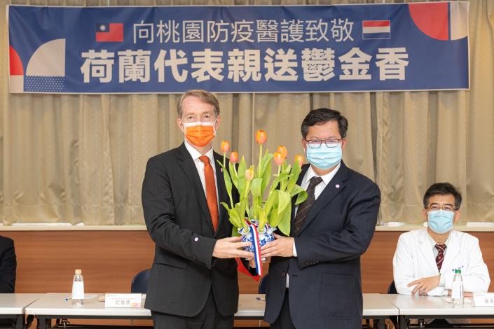 紀維德代表(左)致贈7孔鬱金香台夫特藍瓷器給鄭文燦市長