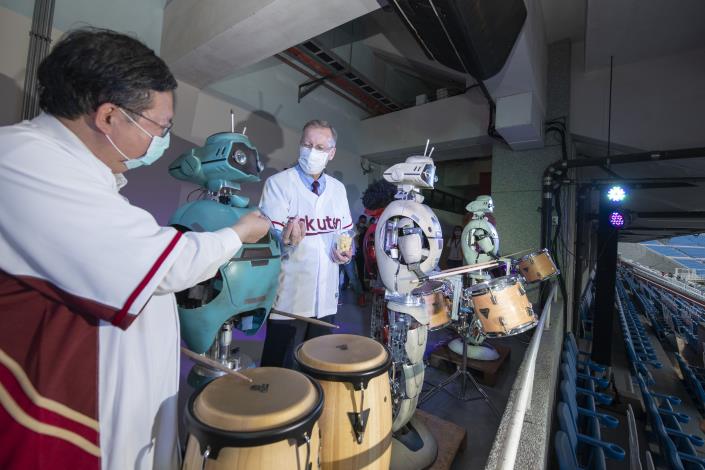 Mayor Cheng, Diretor Christensen and “Teammate No. 10” robots.
