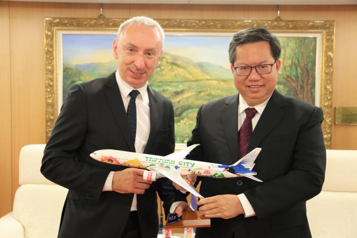 桃園市長鄭文燦(右)致贈桃園飛機模型給法國在台協會主任公孫孟(左)