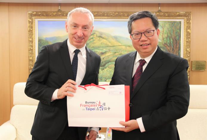 法國在台協會主任公孫孟(左)致贈法國點心給桃園市長鄭文燦(右)