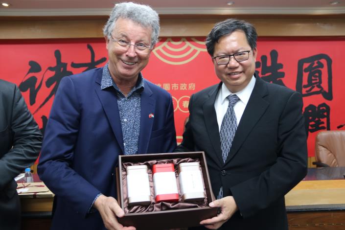 Mayor Cheng presented Taoyuan's tea gift box to Luxembourg Parliamentarian Emile Eicher(left)