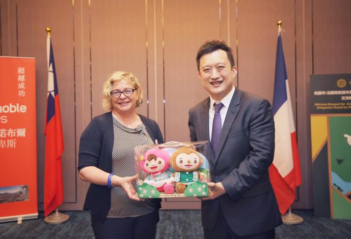 Director-General Yen presented Taoyuan's mascot doll to Director Veronique Pequignat