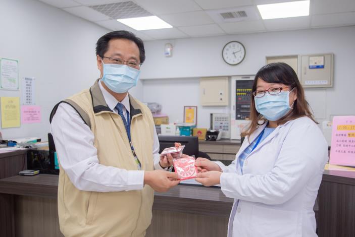 今年的平安福袋，將優先提供給桃園地區11家聯防責任醫院、地區醫院、護理之家及桃園相關醫事公會，感謝近3萬位醫護人員守護台灣，並送上新年祝福