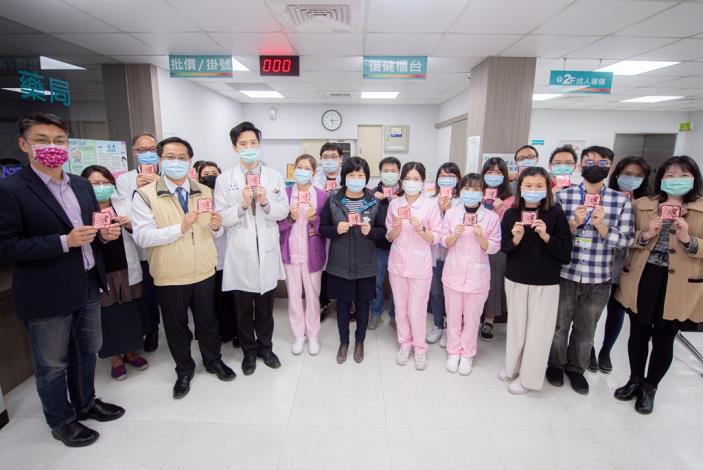 今年的平安福袋，將優先提供給桃園地區11家聯防責任醫院、地區醫院、護理之家及桃園相關醫事公會，感謝近3萬位醫護人員守護台灣，並送上新年祝福