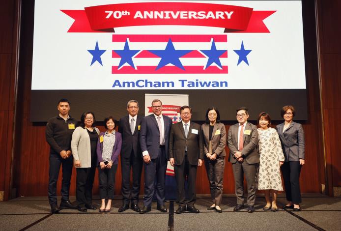 桃園市長鄭文燦（右五）今(10)日受邀出席台灣美國商會(AmCham Taiwan)舉辦永續發展創新午餐會