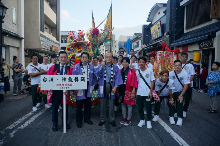 桃園市政府秘書處長顏子傑(左一)率大溪新勝社飛龍團在遊街活動中打頭陣。