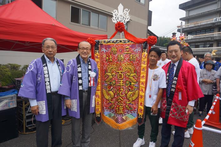 桃園市政府秘書處長顏子傑(右一)代表鄭文燦市長出席成田藝能祭開幕記者會。