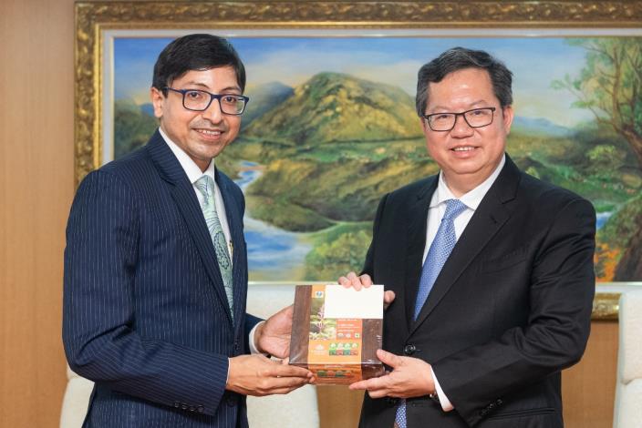 印度台北協會會長戴國瀾(左)今日拜會桃園市長鄭文燦。