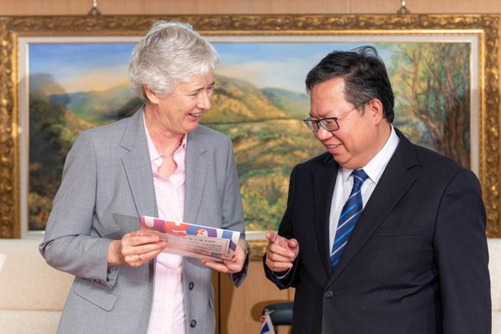 桃園市長鄭文燦特地準備英國在台辦事處代表唐凱琳2017年首訪桃園時拜會照片當作離別禮物。