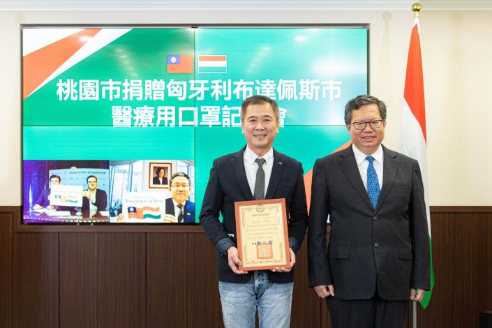 鄭市長頒發感謝狀給台灣康匠製造公司董事長陳勇志