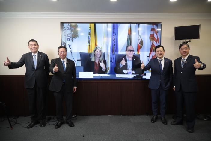 Taoyuan Mayor Cheng Wen-tsan had an online talk with Chairman Curt Hagman and Supervisor Dawn Rowe of SBC, an airport city in California, the United States.
