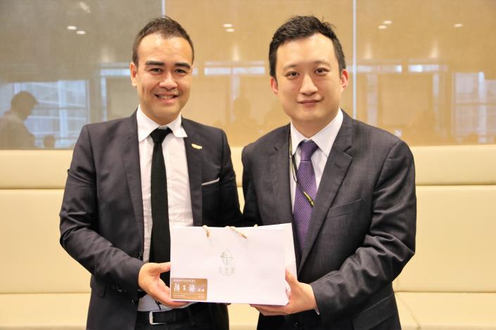 Director-gerenal Yen presented the gift to  Dr. Philippe Lê (left).