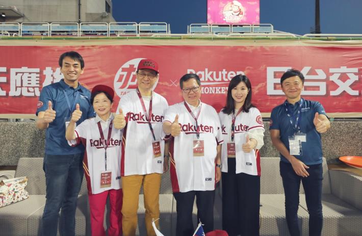 鄭市長（右三）邀請泉裕泰（左三）及其團隊一起到桃園國際棒球場，觀賞樂天桃猿對統一獅球賽。