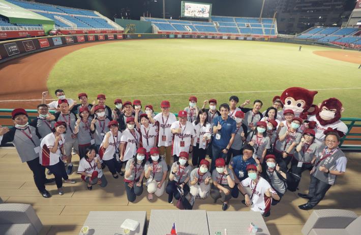 鄭市長邀請泉裕泰及其團隊一起到桃園國際棒球場，觀賞樂天桃猿對統一獅球賽。