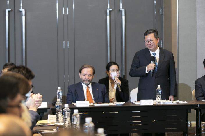 桃園市長鄭文燦(右)受邀出席歐洲在台商務協會舉辦永續領袖會議。