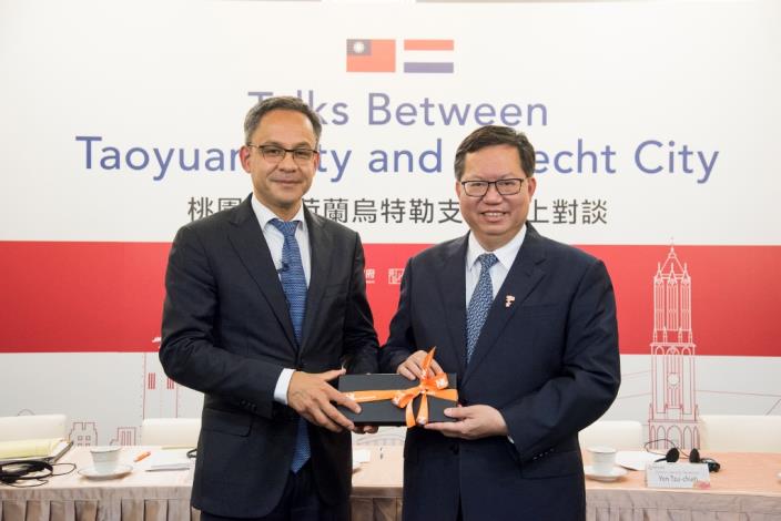 桃園市長鄭文燦(右)與荷蘭在台協會代表譚敬南(左)和桃園友好城市荷蘭烏特勒支跨海連線。