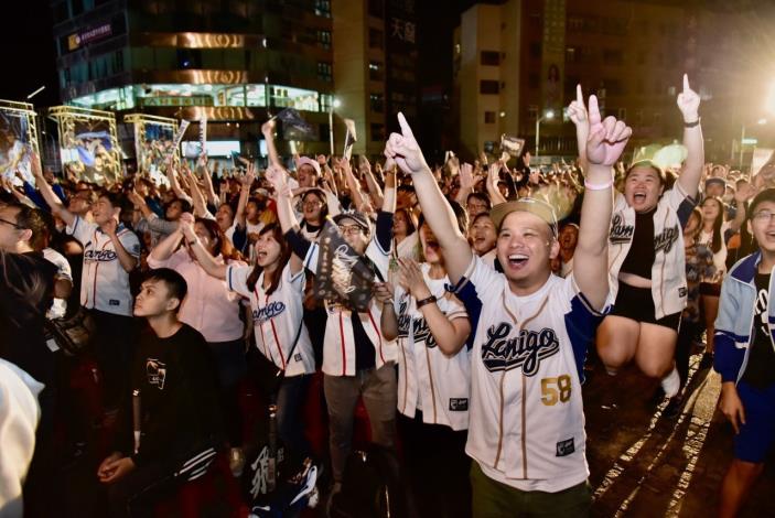 2019台灣大賽總冠軍系列戰，Lamigo桃猿隊對戰中信兄弟奪下總冠軍，桃園市府前廣場直播活動聚集超過3千人。