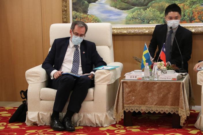 瑞典貿易委員會台北辦事處代表言禾康，13日拜訪桃園市長鄭文燦。