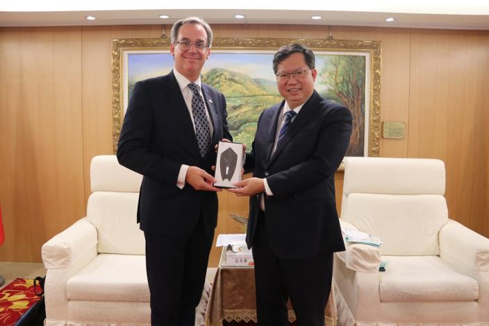 瑞典貿易委員會台北辦事處代表言禾康(左)，拜訪桃園市長鄭文燦。
