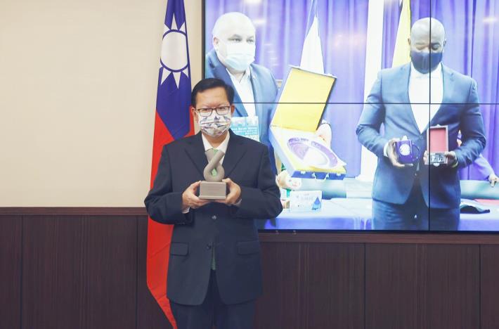 Taoyuan and Newark presented gifts in commemoration of the sister-city agreement signing.