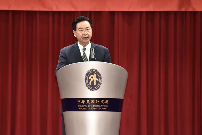 外交部長吳釗燮表示，台灣將提供更多救援物資，與印度朋友共同對抗疫情。