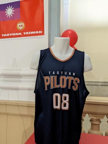 市府特別在展出的籃球衣及棒球衣分別繡上簽約日8月3日的「8」號及「3」號，象徵桃紐友好，情誼長存