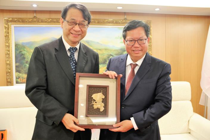 日台交流協會台北事務所代表泉裕泰(左)上任後首次拜訪桃園市長鄭文燦。