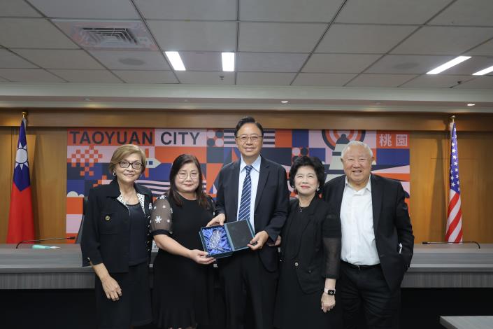達福台灣商會姊妹市委員致贈水晶馬靴擺飾給張市長