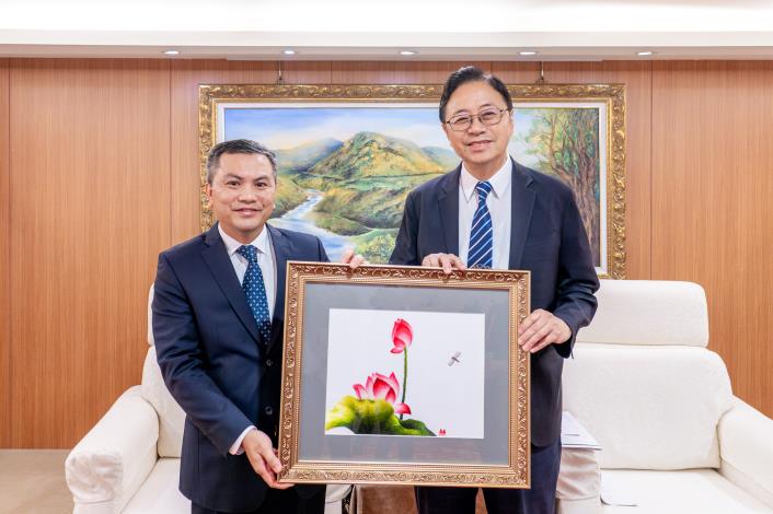 武代表則回贈代表越南的蓮花刺繡畫作，期待有機會參加桃園蓮花季活動。|