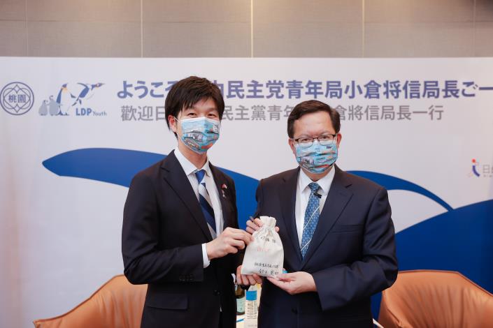 青年局局長代理鈴木憲和眾議員回贈鄭市長自製的香袋