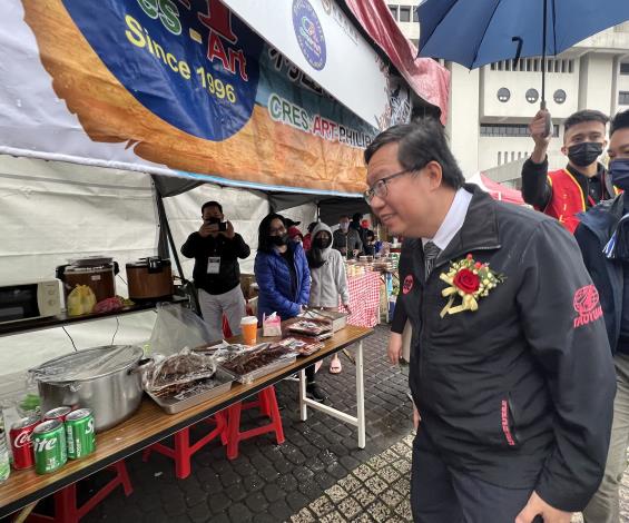 鄭市長到菲律賓市集攤位推廣菲律賓美食文化