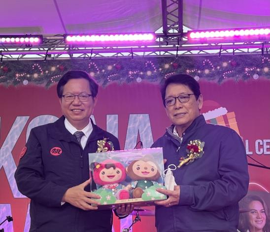 鄭市長致贈菲律賓駐台代表ㄚ桃園哥玩偶