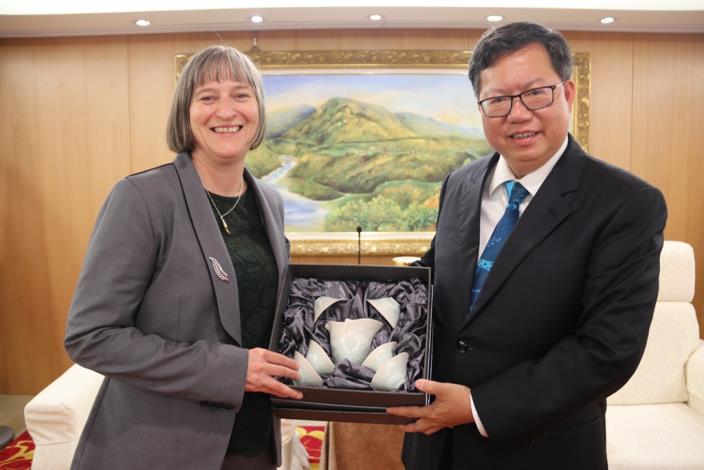 Mayor Cheng presented Taoyuan's china box to Director of the New Zealand Commerce and Industry Office Moira Turley(left)| |||
