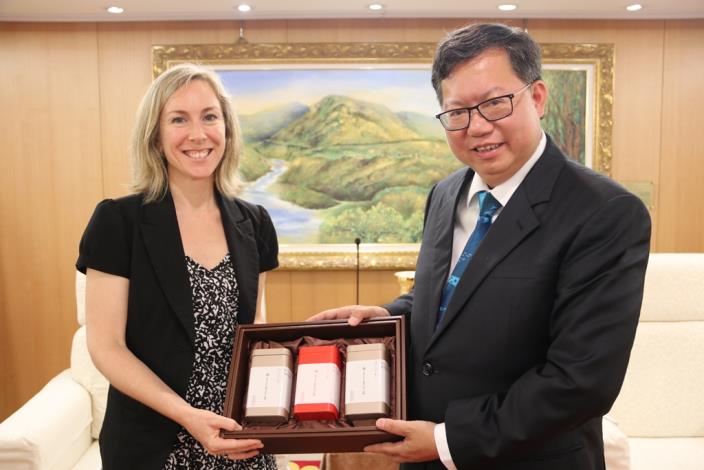 Mayor Cheng presented Taoyuan's tea gift box to Deputy Director of the New Zealand Commerce and Industry Office Aimee Jephsonthe(left)|