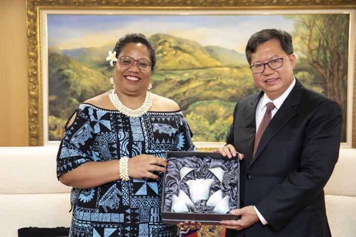 桃園市長鄭文燦贈禮品給台灣邦交國吉里巴斯駐台大使藍黛西(左)。