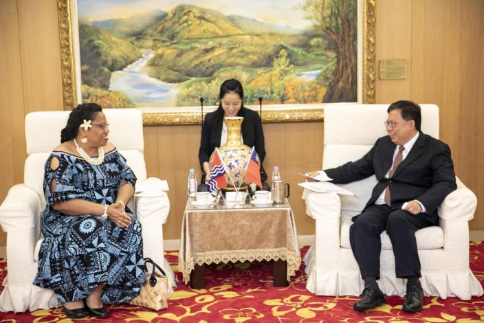 台灣邦交國吉里巴斯駐台大使藍黛西(左)和桃園市長鄭文燦會中相談甚歡。