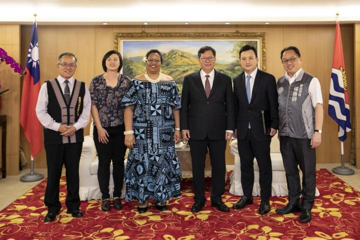 台灣邦交國吉里巴斯駐台大使藍黛西(左三)去年抵台履新，今(30)日首度拜訪桃園。
