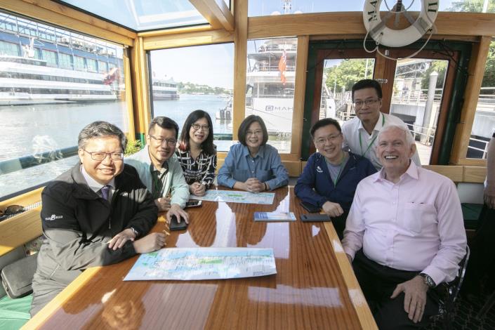 鄭市長與蔡總統一同遊覽哈德遜河，開心合影|