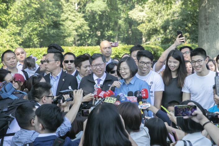 Taoyuan City Mayor Cheng Wen-tsan had lunch with Columbia University students after walking in Central Park with President Tsai Ing-wen on the morning of July 13 (US time).