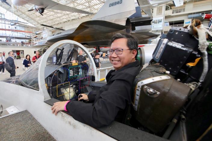 Mayor Cheng visited the Museum of Flight.