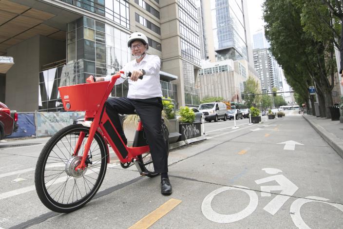 鄭市長體驗JUMP Bikes電動腳踏車服務，感受其便利性與電動自行車的舒適感|