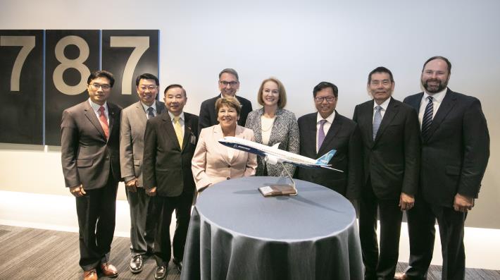During the visit, Mayor Cheng also invited the Boeing Company to invest Taoyuan