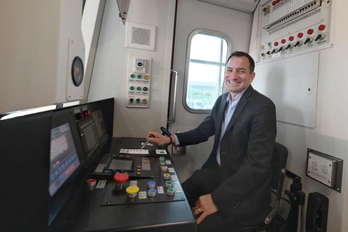 美國加州州眾議會議長藍道安模擬操作捷運。