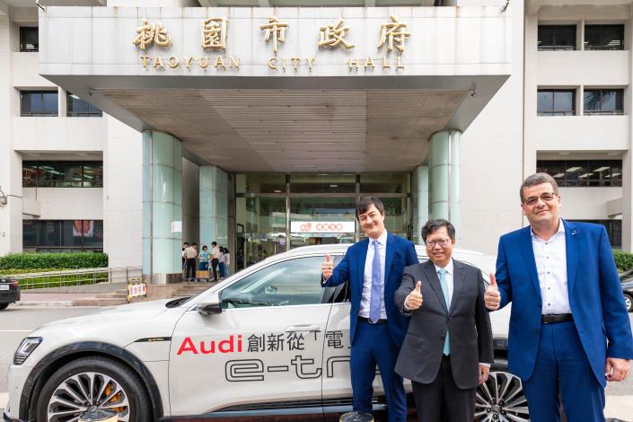 奧迪福斯向鄭文燦市長展示電動車，左為台灣福斯集團暨奧迪總裁 Matthias Schepers、右為德國經濟辦事處處長林百科