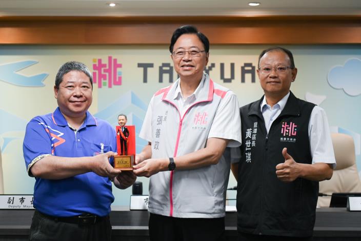 龍潭區公所工友張仕謙為機關付出獲得表揚
