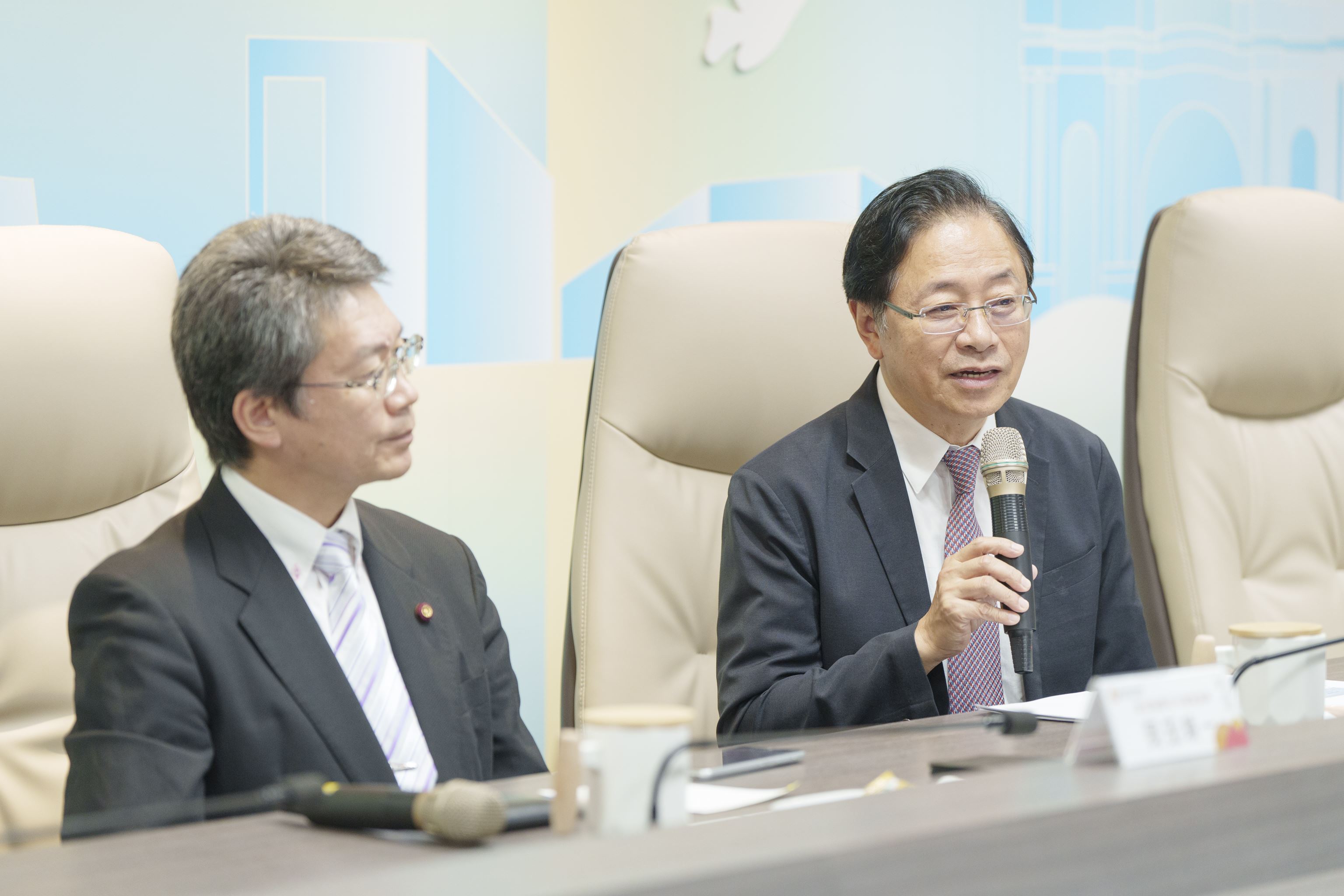 桃園市長張善政今(30)日於市府與日本全國年輕市議會OB會訪問團會面