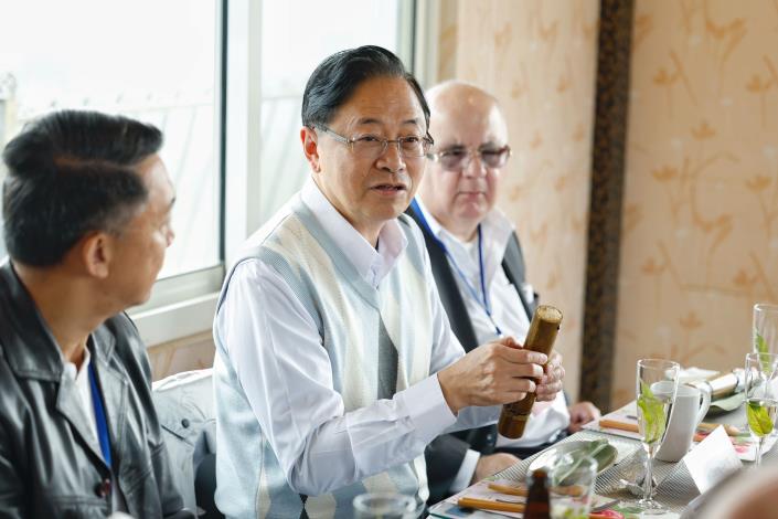 12國使節共同享用原住民族特色美食