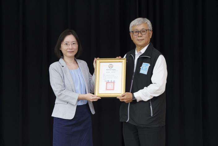 秘書處熊副處長代表本府致贈感謝狀予李組長