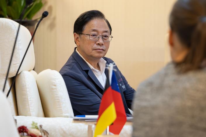 桃園市長張善政今(27)日會見德國經濟辦事處蘭依樺處長及在台德國廠商代表，雙方就未來經貿合作交換意見，盼促進各產業合作交流。